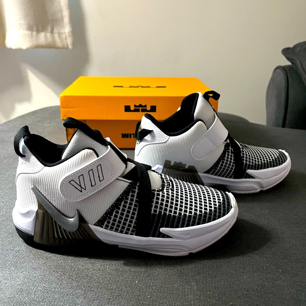 Lebron Witness xii Nike she -little kid size 2- Brand New